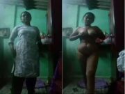 Horny Bhabhi Strip Her Cloths and Showing boobs and Pussy